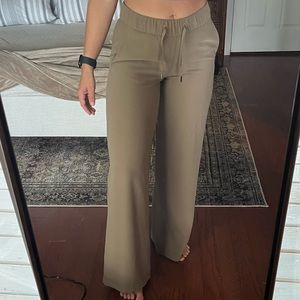 LuluLemon trousers size 4 NWOT